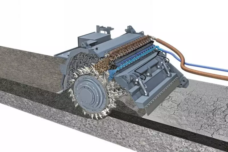 Zugabe von Schaumbitumen und Wasser in ein Mineralstoffgemisch über separate Einsprühanlagen.