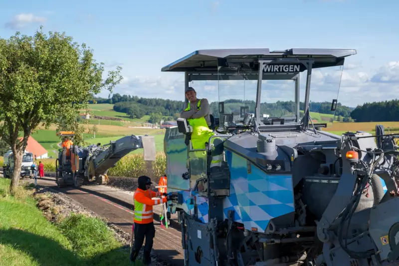 Die Arbeitsbreite des Kaltrecyclingzuges wurde durch Vorfräsen mit einer W 150 CFi und einer W 130 Fi auf insgesamt 5 m erweitert.