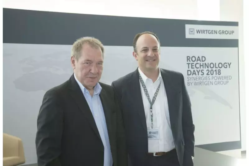 Neuigkeiten aus erster Hand. Domenic G. Ruccolo (r.), CEO Wirtgen Group, und Bernhard Düser, Vorstand Vertrieb, Marketing, Service und Finanzwesen der Joseph Vögele AG, informierten über Strategien und Produkte. 