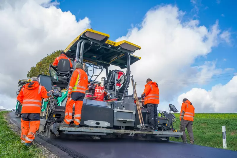 Der SUPER 2100-5i übernahm sowohl den Einbau der BSM-Schicht als auch den Deckschichteinbau.