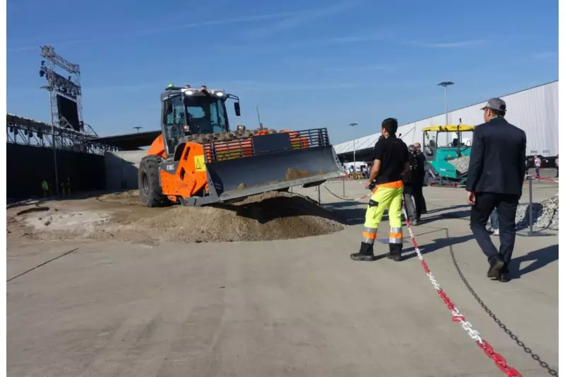 Wie von Geisterhand. Dank Easy Drive steuert der Fahrer die mächtige Hamm Walze mit zwei Fingern per Funkfernbedienung. Ebenfalls vorgeführt wurden die Vorteile des Oszillationprinzips bei der Verdichtung.