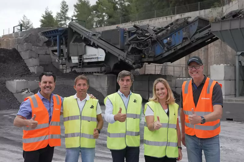 Ein zufriedenes Team
v.l.: Pablo Fernandez (Verkaufsberater EMSA), Oscar Hernandes (Maschinenverantwortlicher ADEC), Fernando Hernandez (Geschäftsführer ADEC), Maria Vazquez (Betriebsleiterin ADEC), Markus Krill (Area Sales Manager Kleemann)
