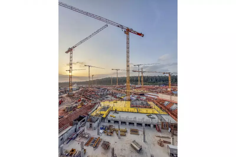 Züblin und Wolffkran sind seit vielen Jahren Partner. Das Bauunternehmen besitzt ein großes Wolff Rudel aus neuen und bewährten Modellen, die in Kundenfarbe gelb lackiert sind.