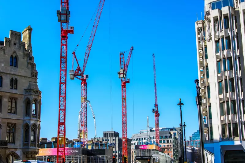 Aktuell stehen vier von insgesamt neun WOLFF Wippern auf der Baustelle 1 Victoria Street. Nach der anspruchsvollen Demontage Ende 2026 beginnt die Hauptbauphase mit vier Wippern, die auf dem Dach des Gebäudes aufgestellt werden.

