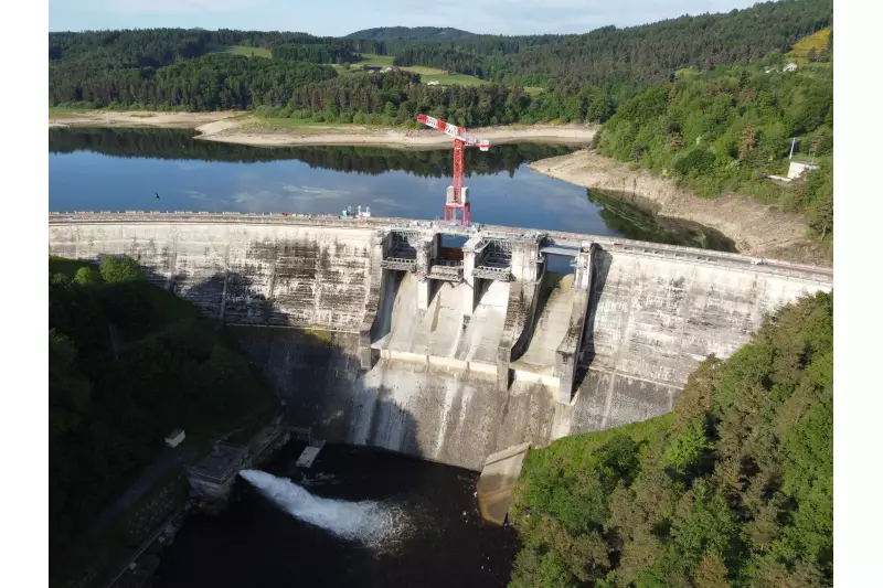 Der WOLFF 7534.16 Clear mit einer Hakenhöhe von 20,4 Metern, einer Auslegerlänge von 40,0 Metern und einer Tragfähigkeit von 16,0 Tonnen übernimmt den Austausch der Hochwasserklappen am Staudamm Barrage de Lavalette im Südosten Frankreichs.