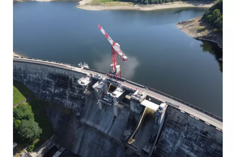 Ein WOLFF kommt auch mit wenig Platz zurecht: Für die Sanierung des Lavalette Damms lieferte Wolffkran ein Komplettpaket aus Kran, Portallösung, Service, Wartung und Kranbetrieb.
