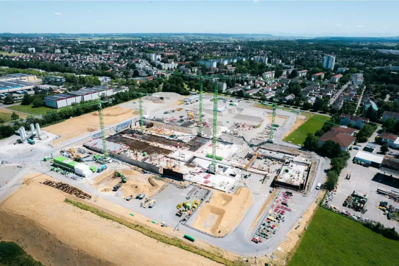 Grüner wird es nicht: Fünf von sechs „Wölffen“ sind aktuell auf der Memminger Baustelle dafür verantwortlich 60.000 Kubikmeter Beton und 10.000 Tonnen Stahl umzuschlagen. Sie werden noch bis Ende 2026 dort arbeiten.
