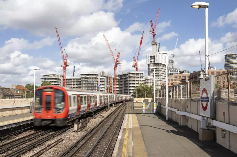 Weder nicht überschwenkbare U-Bahngleise noch Wohnhäuser, erschwerte Platzverhältnisse oder knappe Zeitpläne konnten die roten „Wölffe“ stoppen.