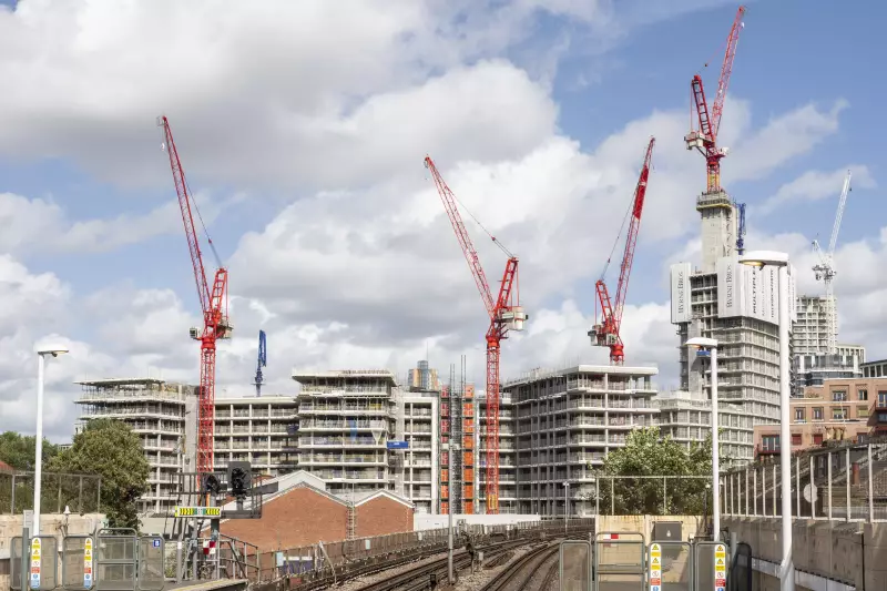 Im Gleisbereich dürfen die Krane aus Sicherheitsgründen nur mit 75 Prozent Leistung und auf verstärkten Kranfundamenten betrieben werden.