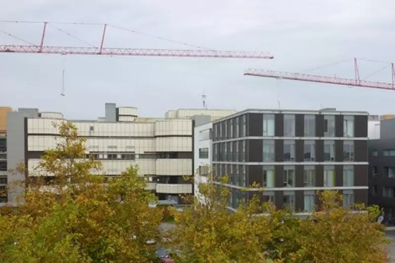 Die Sanierung des Ingolstädter Klinikums
ist ein Fall für die XXL Krane von Wolffkran.
Zusammen decken der 
9025.20 und der 8540.20 mit ihren
90 bzw. 100 Meter langen Auslegern das
160 Meter lange Gebäude problemlos ab.