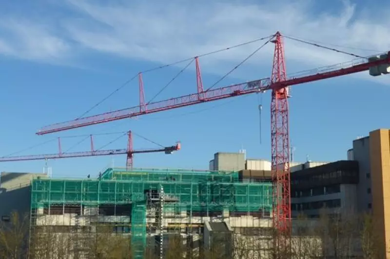 Schon die Montage der Krane war anspruchsvoll.
Damit der Krankenhausbetrieb
trotz Baustelle reibungslos weiterlaufen
konnte, musste jeder Schritt sorgfältig
geplant und koordiniert werden.