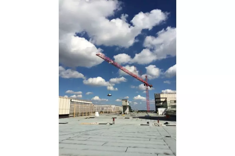 Das Klinikum Ingolstadt bekam mithilfe der
roten Wölffe eine siebte Etage. Die Krane
hoben tonnenweise Stahlteile und Verbundblatten
auf das Dach. Die Sanierung des
Krankenhauses hat damit aber gerade erst
begonnen. Die Bauarbeiten werden voraussichtlich
zwei Jahrzehnte dauern.