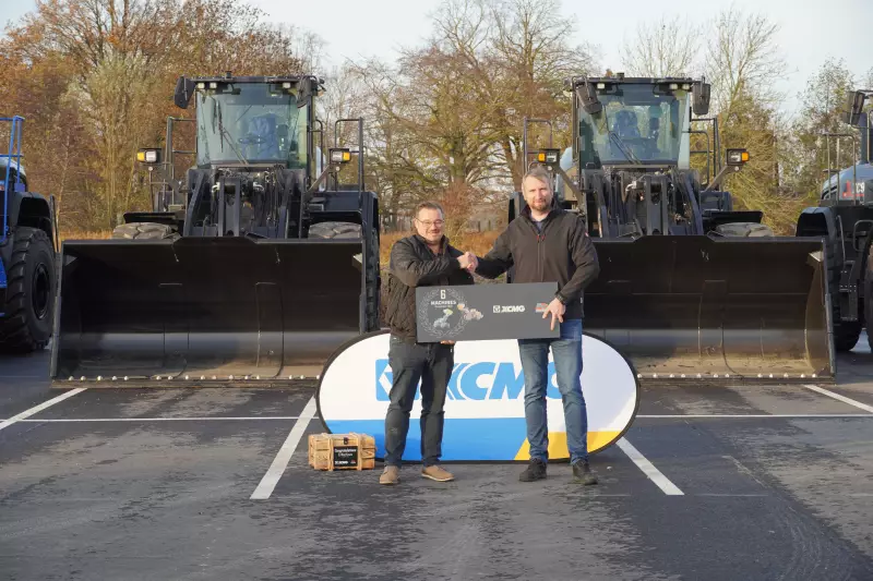 Sönke Krey (l.) und Wilhelm Laven, XCMG Vertriebsleiter Norddeutschland, bei der Übergabe der Radlader.