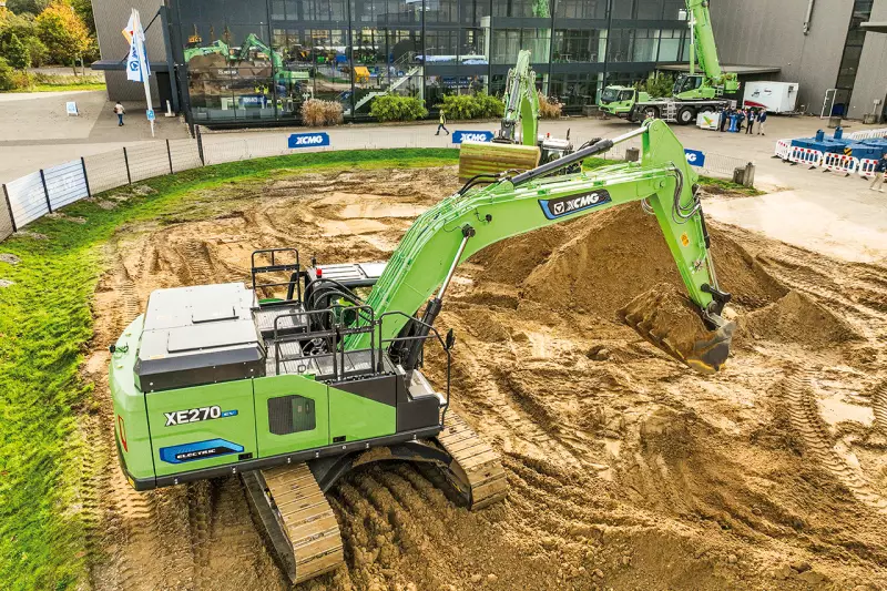 Vier Elektrobagger mit 2,15 t, 2,75 t, 23,5 t und 28,3 t hat XCMG im Programm. Der XE270EV mit 150 kW Leistung und 525-kWh-Akku packte kraftvoll und ausdauernd zu. Die Testfahrer lobten besonders die Performance, die schnelle Reaktion, die präzise Steuerung sowie den hervorragenden Komfort des leisen Riesen. Quelle: Treffpunkt.Bau
