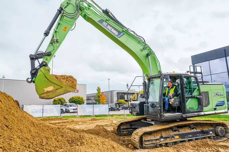 Freude bei der Arbeit hatte Treffpunkt.Bau-Geschäftsführer Bernd Mair, der auf dem bequemen Chefsessel des XE215EV jeden Löffel voll genossen hat. Den Fahreindruck der Profis kann er bestätigen: kraftvoll, präzise und so leise, dass die offene Tür nicht stört. Quelle: Treffpunkt.Bau
