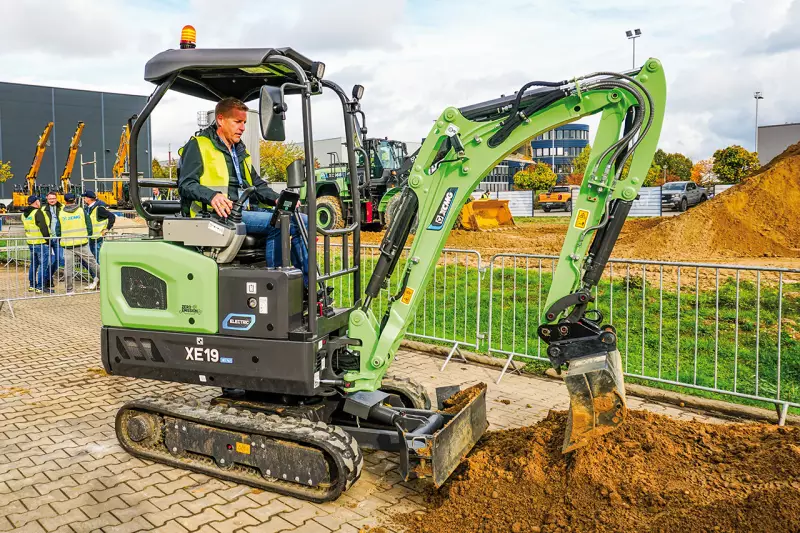 Auch die kleinen Klassen bedient XCMG mit seinem E-Produkt-Programm. Der XE19EV mit 2,15 t leistet 12 kW und arbeitet mit seiner 23,5-kWh-Batterie 4 bis 6 Stunden am Stück. Schnellladezeit: 120 Minuten. Quelle: Treffpunkt.Bau

