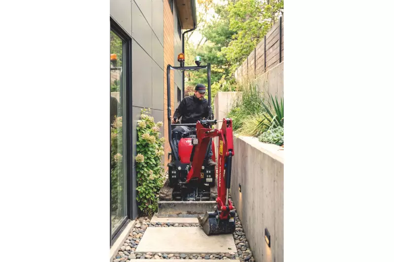 Mit einer Gesamtbreite ab 740 Millimetern kann der SV10 auch in engen Passagen eingesetzt werden. Foto: © Yanmar Compact Equipment
