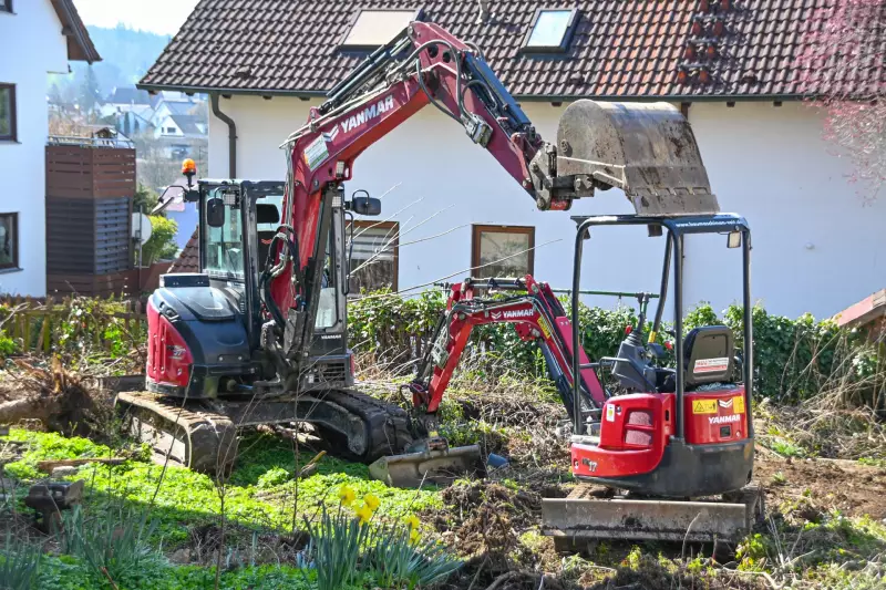 Dennis Adamczyk kam bereits während seiner Ausbildung zum Gärtner mit Yanmar-Baggern in Kontakt und setzt auch als selbstständiger Unternehmer im Garten- und Landschaftsbau auf die Maschinen des Herstellers. Besonders schätzt Adamczyk den ViO17, den er wegen seines Zero-Tail-Swing, des verstellbaren Unterwagens und der vielseitigen Anbaugeräte als flexiblen Allrounder für enge Baustellen beschreibt.