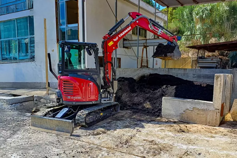 Ein Yanmar ViO38-7 und ein ViO17-1E entfernen getrockneten Klärschlamm aus 70 Abwasseraufbereitungsanlagen.