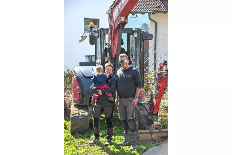 Seit 2017 führt Dennis Adamczyk sein eigenes Unternehmen in Baden-Württemberg, arbeitet mit drei Mitarbeitenden und nutzt einen Fuhrpark aus fünf Yanmar-Maschinen, die teils individuell angepasst wurden.