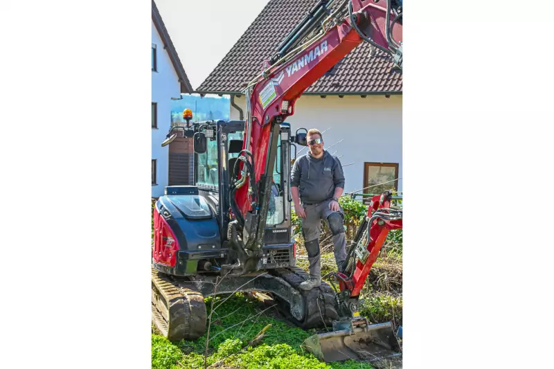 Mit Maschinen wie dem ViO27, dem ViO57, dem SV08-1C und dem Radlader V80 deckt Dennis Adamczyk sowohl größere Erdarbeiten als auch präzise GaLaBau-Einsätze ab.
