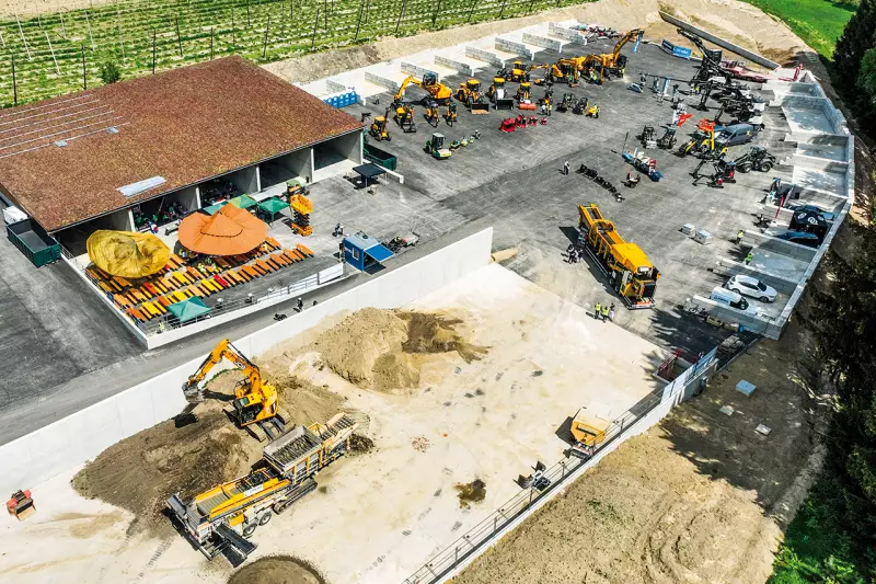 Das Recyclinggelände der Firma Schneider in Ottersried bot ideale Bedingungen, um Maschinen und Anbaugeräte unter realen Einsatzbedingungen zu erleben. Quelle: Treffpunkt.Bau