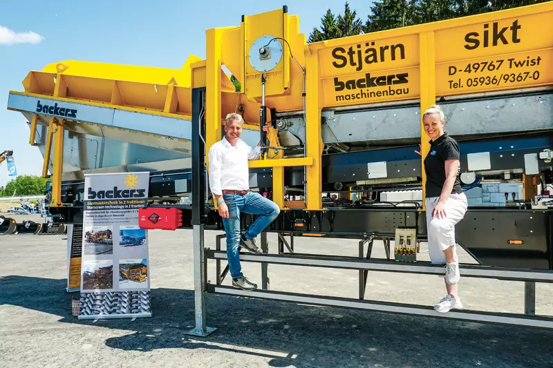 Technik zum Anfassen präsentierten Irina Schlagbauer und Stephan Ziemer, die Geschäftsführer von Z&P Baumaschinen. JCB, FRD und auch die Firma Backers waren mit ihren Maschinen präsent auf den Kiestagen. Quelle: Treffpunkt.Bau