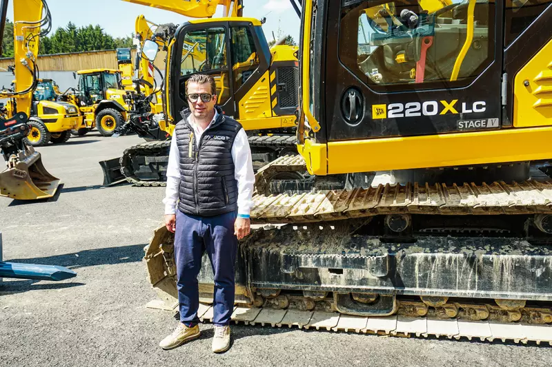 Insgesamt 15 JCB-Maschinen standen auf dem Gelände bereit und bereicherten mit Vorführungen die Kiestage. Als Ansprechpartner war Vertriebsleiter Benjamnin Schraml angereist. Quelle: Treffpunkt.Bau