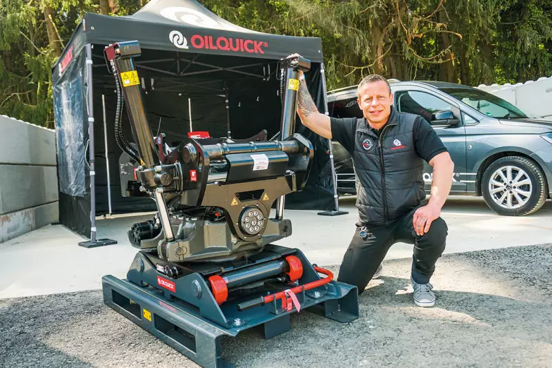 Enormen Zeitgewinn durch vollautomatisches Werkzeugwechseln verspricht der OilQuick Tiltrotator mit integriertem Schnellwechsler. Serviceleiter Tino Heidbüchel informierte über die Einsatzmöglichkeiten. Quelle: Treffpunkt.Bau