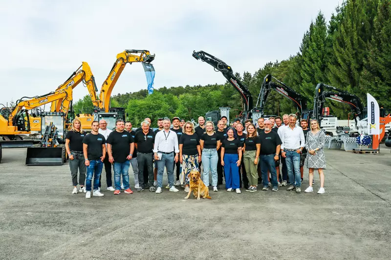 Hinter den Kiestagen 2026 steht eine starke Teamleistung. Über den Erfolg freuten sich die Mitarbeiter von Schneider Recycling und Z&P Baumaschinen gemeinsam mit den Vertretern der ausstellenden Hersteller. Quelle: Z&P Baumaschinen