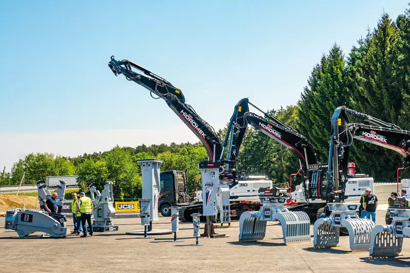FRD zeigte eine große Auswahl an Abbruchwerkzeugen wie Hydraulikhämmer, Pulverisierer, Greifer und Scheren für anspruchsvolle Einsätze im Rückbau. Quelle: Treffpunkt.Bau
