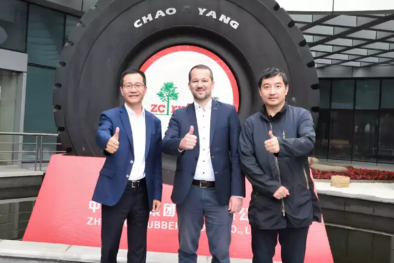 Freuen sich über 10 Jahre erfolgreiche gemeinsame Vermarktung von Westlake Lkw- und Busreifen: (v.l.n.r) Ge Guorong (Vice President of ZC Rubber Group), Robin Brucke (Leiter Produktgruppenmanagement Pneuhage) und Henry Shen (Vice President & Board Secretary of ZC Rubber Group) am ZCR Firmensitz in Hangzhou, China.
