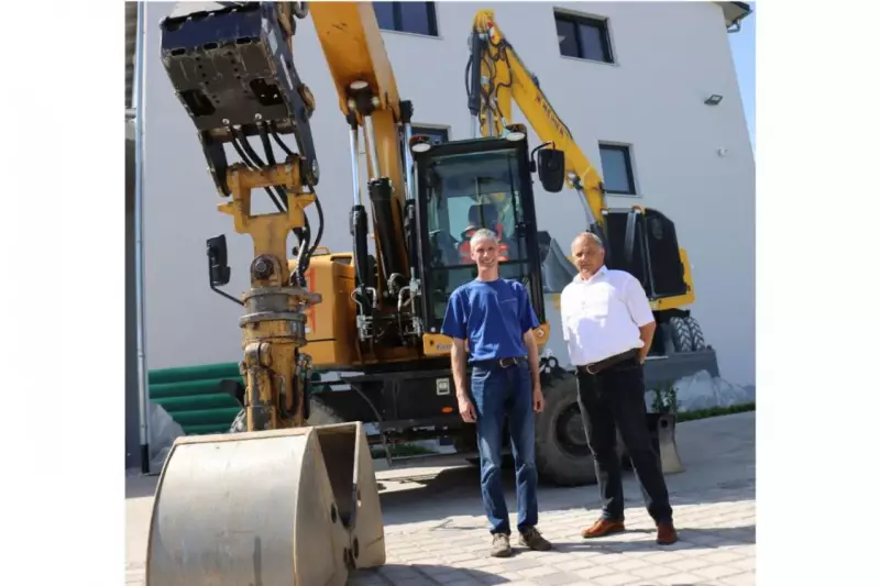 Einer der Original-Mobilbagger vor dem Graffitibagger mit Geschäftsführer Thomas Weiher (links) und Alexander Mayer, Zeppelin Gebietsverkaufsleiter der Niederlassung München.  