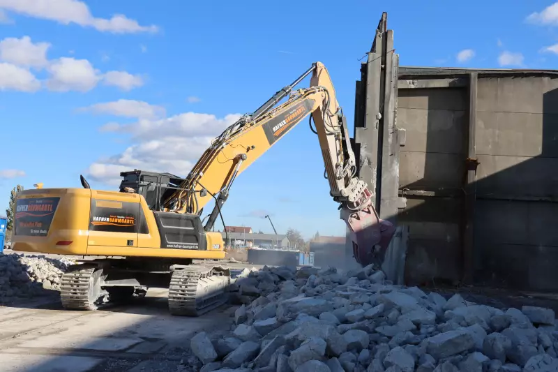  Dank der Straight-Boom-Ausführung kommt der Kettenbagger auf bis zu 14 Meter Reich-weite. Damit lassen sich Gebäude rückbauen, die Hafner Baumgartl als Bauprojekte im Blick hat.
