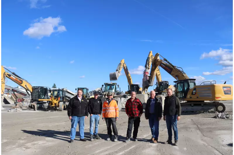 Unternehmer Daniel Hafner (rechts) mit seinen Maschinisten Michael Weigl (Zweiter von links), Hans Uhl, (Dritter von links) und Max Schneider (Dritter von rechts), sowie mit Uwe Fuhrmann (Zweiter von rechts), Zeppelin Gebietsverkaufsleiter, und Joachim Steck (links), Zeppelin Serviceberater.
