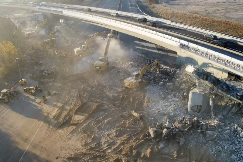 Das sechs Meter hohe Bestandsbauwerk aus dem Jahr 1967 mit einer Länge von 138 Me-tern musste weichen.
