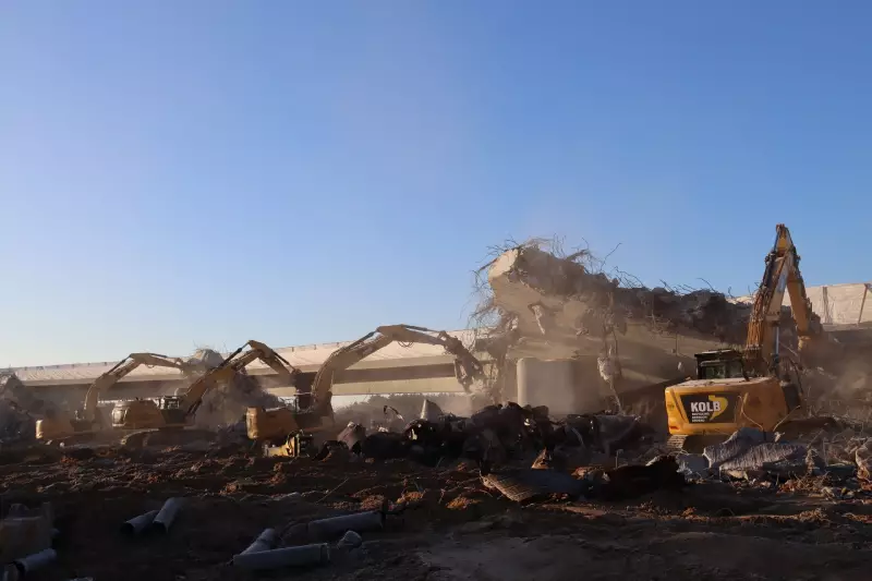  Peter Kolb hatte geballte Baumaschinentechnik der neuesten Generation aufgeboten.
