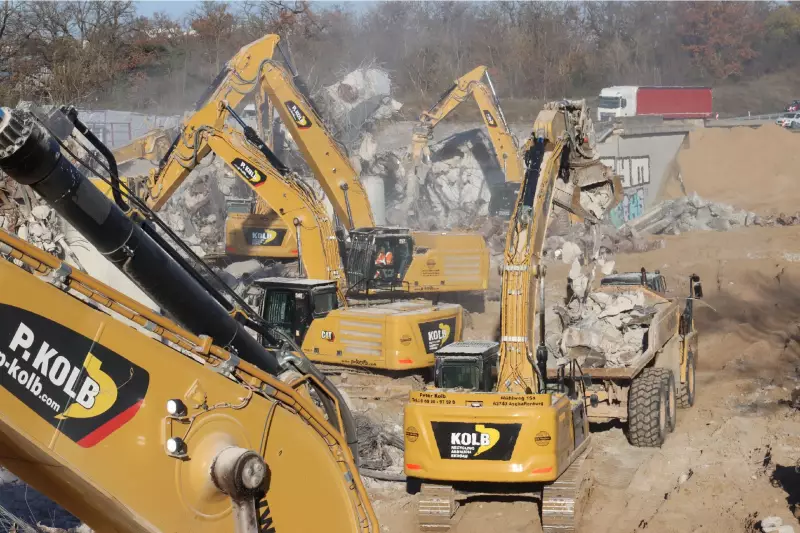 Ein Dutzend Cat Baumaschinen hatte das Kommando übernommen.
