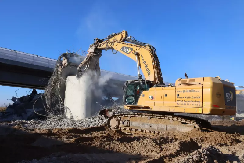 Ein Cat Kettenbagger 395 und eine 15 Tonnen schwere Schere spielten dabei die Haupt-rolle.
