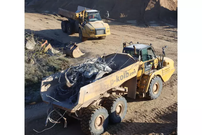 Verladen wurde das Material auf zwei Cat Dumper 730C, die es dann auf ein Zwischenlager brachten.
