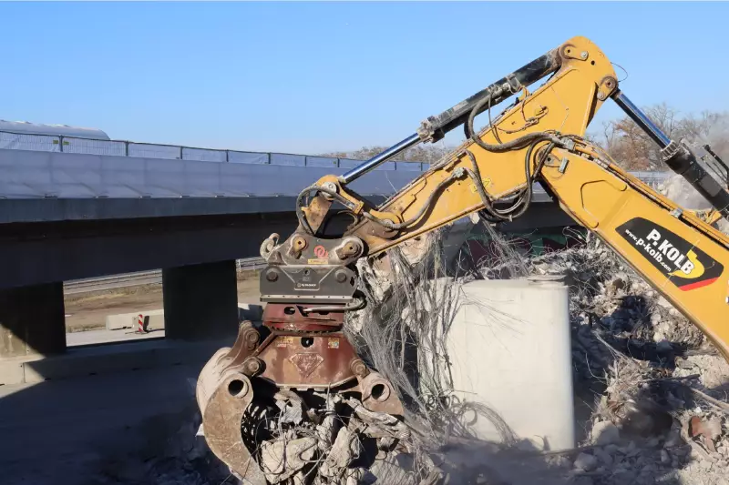  Der Neubau war bereits errichtet worden und sollte durch den Baumaschineneinsatz keinen Schaden nehmen.
