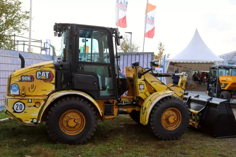 Ein Cat Radlader 906 mit Cartoon-Optik.
