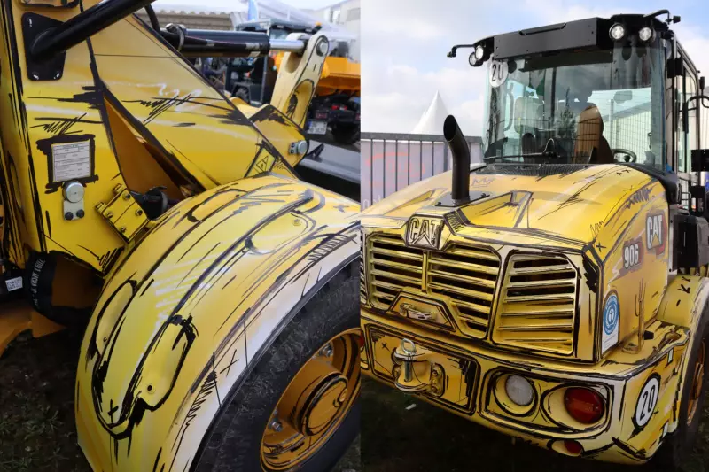 Mit einem Graffitistift hat Alexander Bloch die Konturen am Cat Radlader nachgezogen.