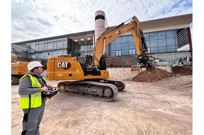 Fahrer Iulian Chirila bewegt den Cat 330 mit einer Steuerkonsole.
