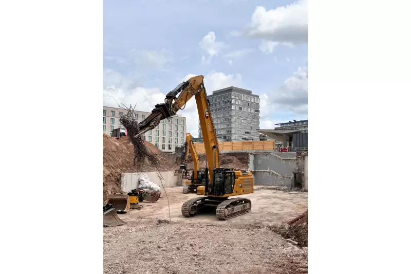 Baumaschinen lassen sich mit Abstand steuern, ohne dass ein Fahrer in der Kabine sitzt.
