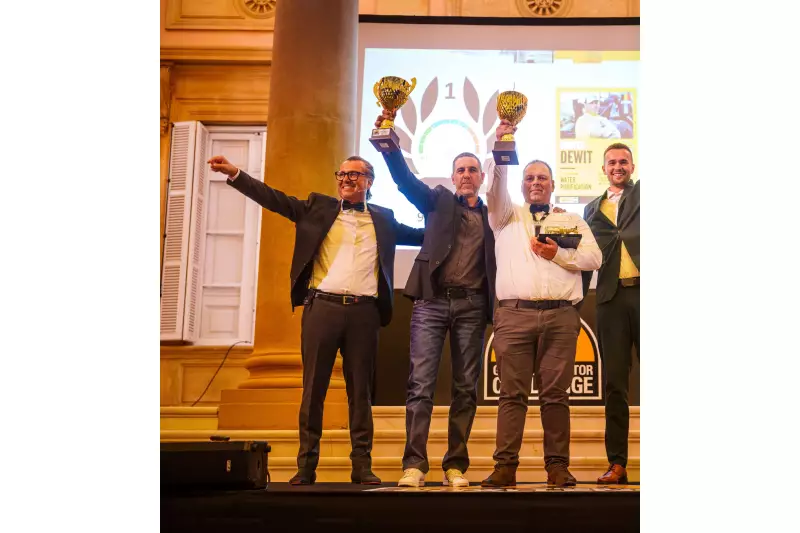 Gewinner Halbfinale: Der Sieger Gunter Dewit (Mitte), Zweitplatzierter Nicolai Have Thomsen (Zweiter von rechts) und Drittplatzierter Sebastian Behr (Zweiter von links) mit Julian Roux (links) und Jas Kundra (rechts) von Caterpillar. Foto: Caterpillar