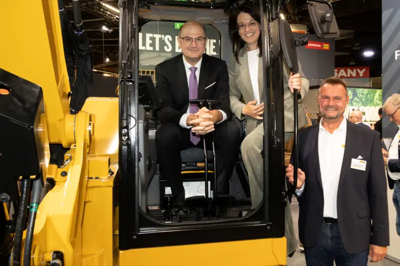 Besuch am Zeppelin Messestand: Albert Füracker (links), bayerischer Finanzminister, und Martina Englhardt-Kopf (Mitte), parlamentarische Staatssekretärin im Bundesministerium für Landwirtschaft, Ernährung und Heimat, informierten sich bei Zeppelin Messestandleiter Oliver Brockschmidt (rechts) über Cat Baumaschinen.