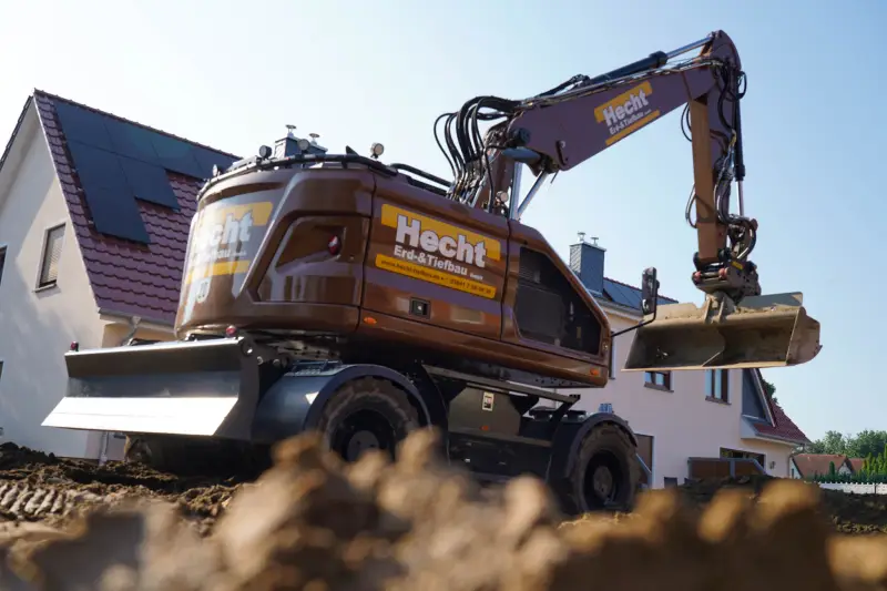 Optisch setzt der Bagger Akzente in Rehbraun.