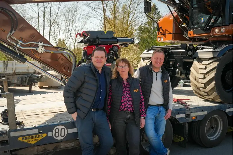 Bauunternehmer Sebastian Hecht (rechts) und seine rechte Hand Silvia Pacholke (Mitte) mit Danilo Zentner (links), leitender Verkaufsrepräsentant der Zeppelin Niederlassung Rostock.
