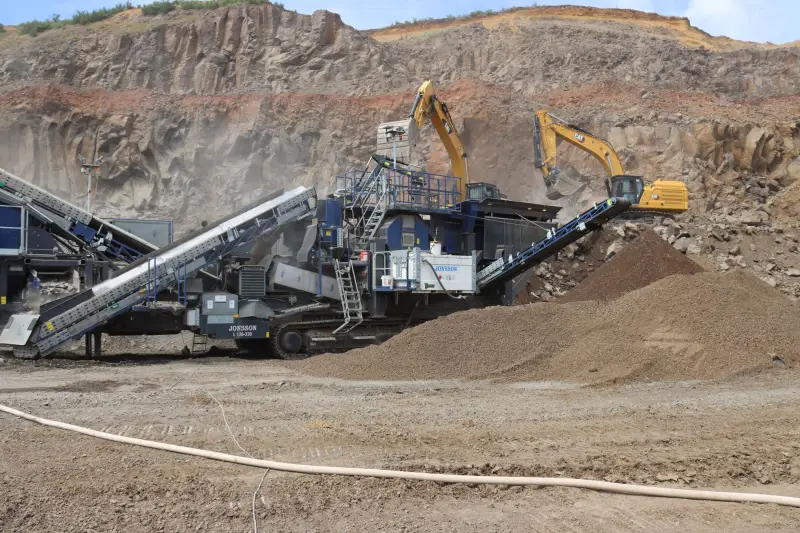 Teamwork zwischen den beiden Baggern im Zusammenspiel mit der Doppelbrecher-Anlage Jonsson L120-330.
